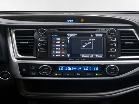 Used 2019 Toyota Highlander XLE FWD image 11