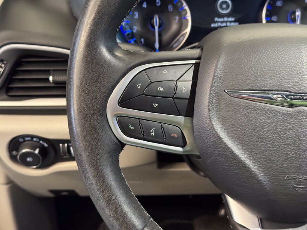 Used 2022 Chrysler Pacifica Touring-L FWD image 11