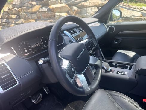 Used 2024 Land Rover Discovery Dynamic SE AWD/4WD image 6