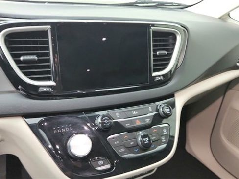 Used 2022 Chrysler Pacifica Touring-L image 14