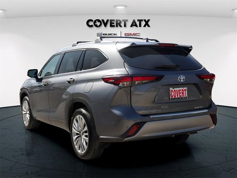 Used 2025 Toyota Highlander Platinum image 6