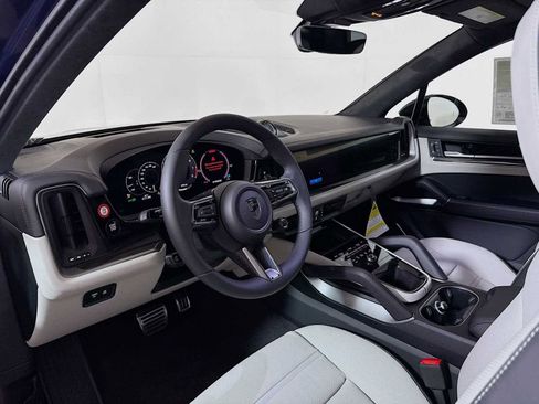 New 2025 Porsche Cayenne Turbo image 4