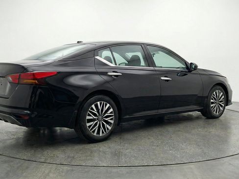 Used 2025 Nissan Altima 2.5 SV FWD image 9