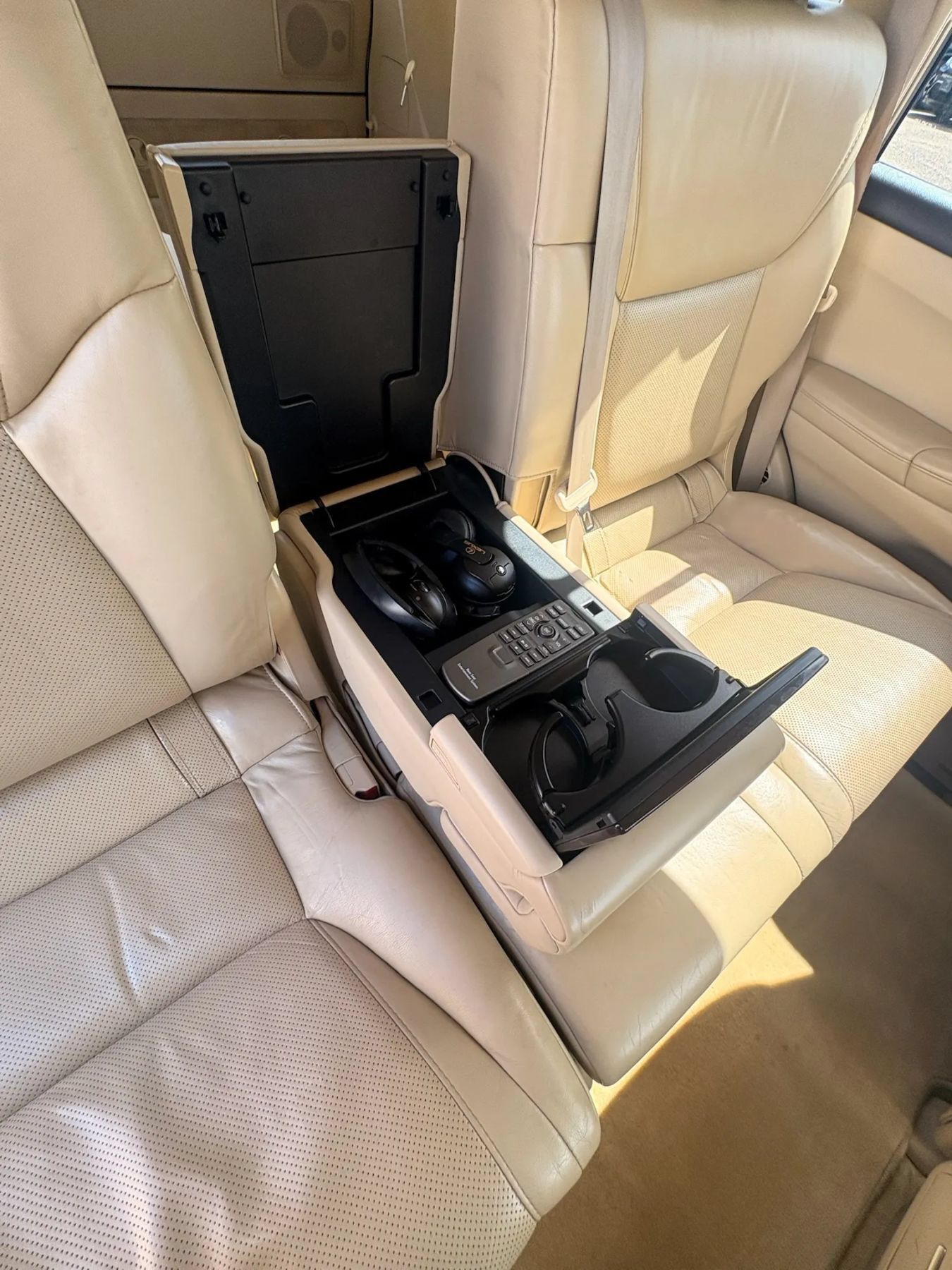 Used 2011 Lexus LX 570 4WD w/ Luxury Pkg image 39
