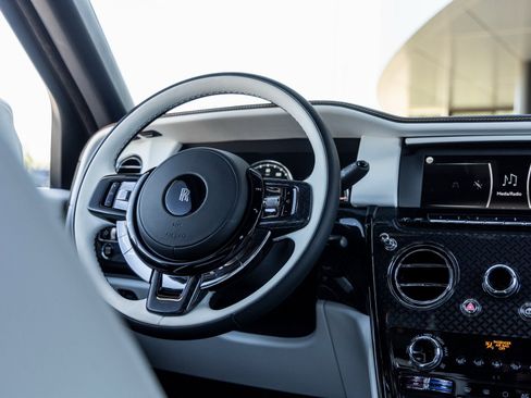 Used 2024 Rolls-Royce Cullinan Black Badge image 45