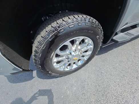 Used 2025 Chevrolet Silverado 2500 LTZ w/ LTZ Plus Package image 10