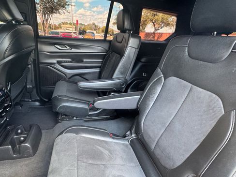 Used 2023 Jeep Grand Cherokee L Laredo image 33