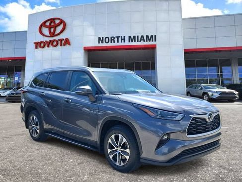 Used 2024 Toyota Highlander XLE FWD image 1