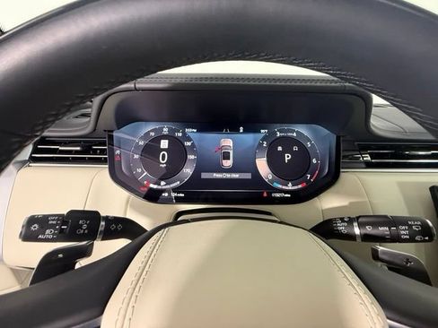 Used 2025 Land Rover Range Rover Long Wheelbase SE AWD/4WD image 18