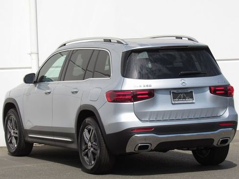 Used 2025 Mercedes-Benz GLB 250 4MATIC image 5