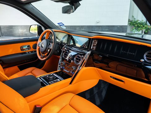 Used 2025 Rolls-Royce Cullinan image 2