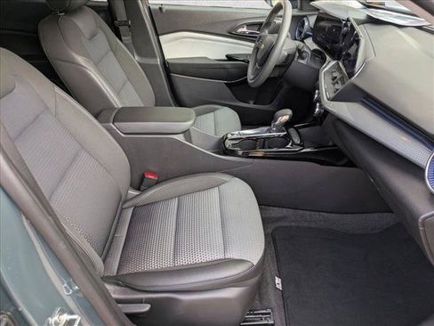 Used 2025 Chevrolet Trax LT FWD image 19