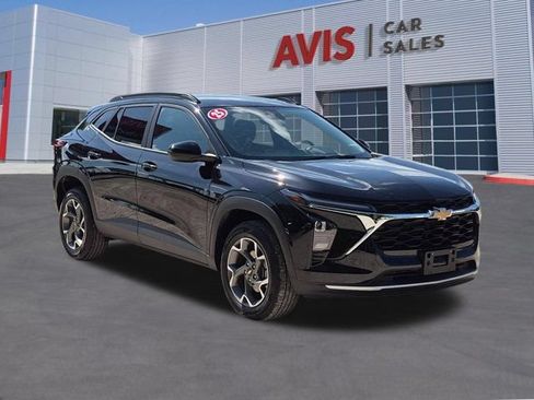 Used 2025 Chevrolet Trax LT w/ LT Convenience Package FWD image 3