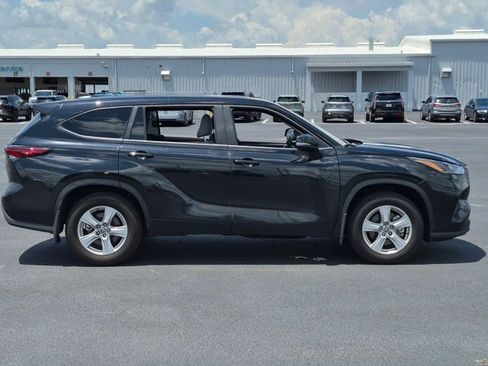 Used 2025 Toyota Highlander LE FWD image 4