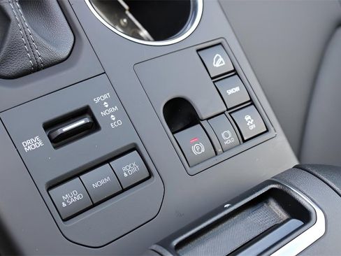 Certified 2025 Toyota Highlander XLE image 17