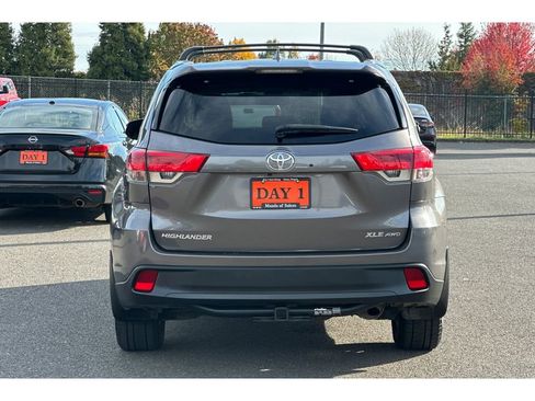 Used 2017 Toyota Highlander XLE image 6