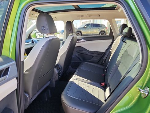 New 2026 Volkswagen Taos SE image 8