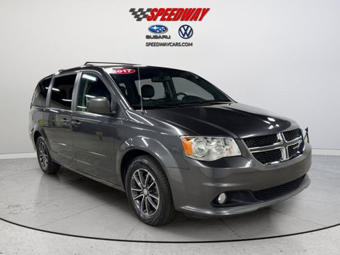 Used 2017 Dodge Grand Caravan SXT FWD image 2