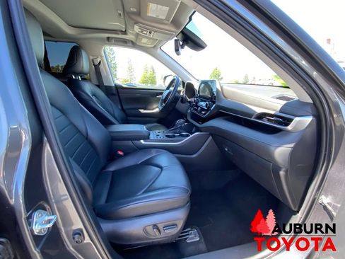 Used 2023 Toyota Highlander XLE AWD/4WD image 15