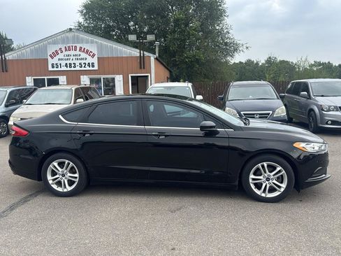 Used 2018 Ford Fusion SE w/ Fusion SE Technology Package FWD image 4