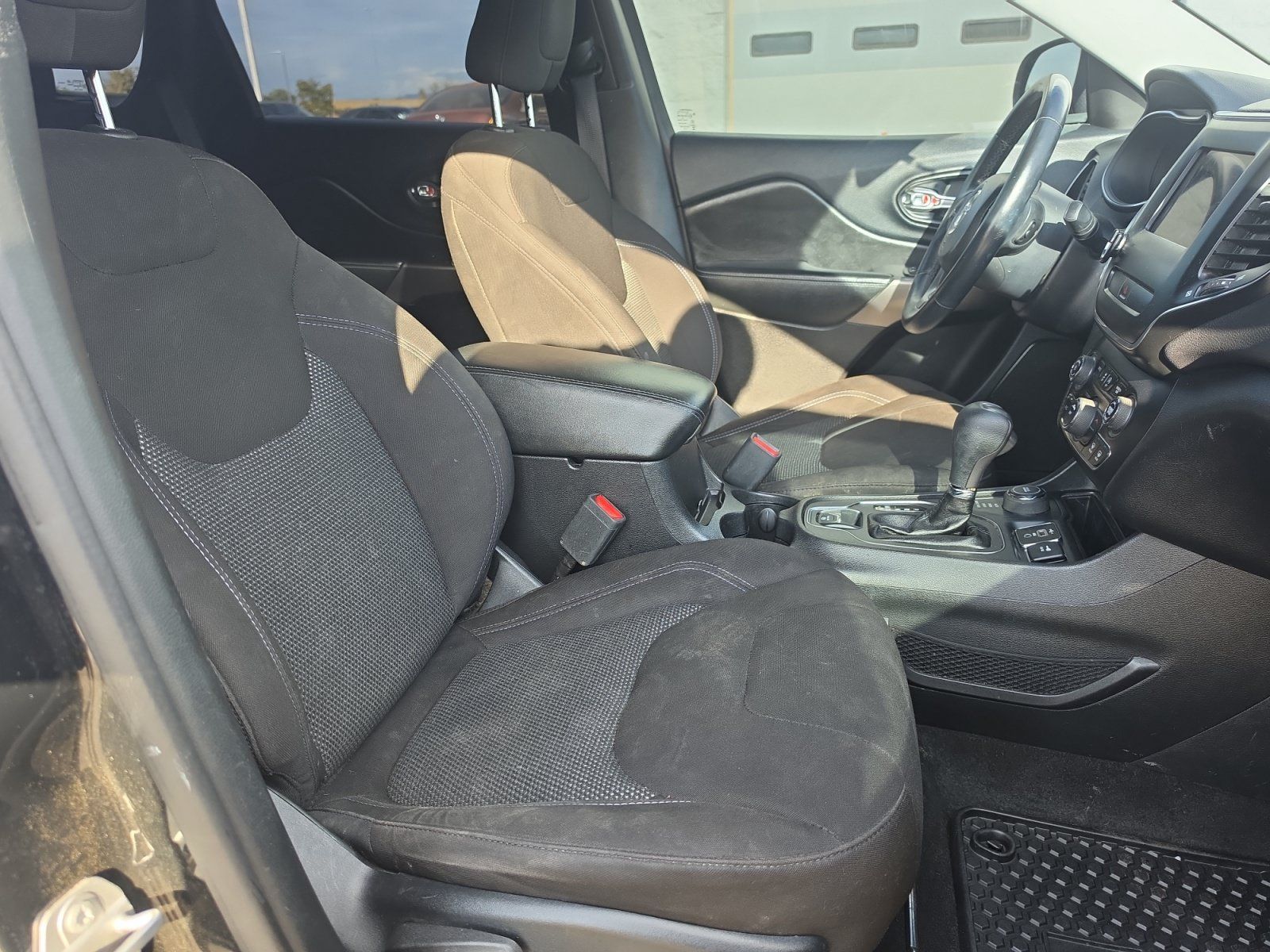 Used 2019 Jeep Cherokee Latitude w/ Cold Weather Group AWD/4WD image 29