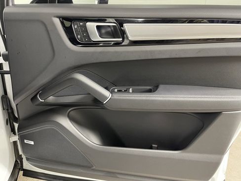 Certified 2023 Porsche Cayenne Platinum Edition image 18