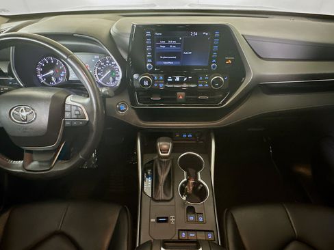 Used 2022 Toyota Highlander XLE FWD image 27