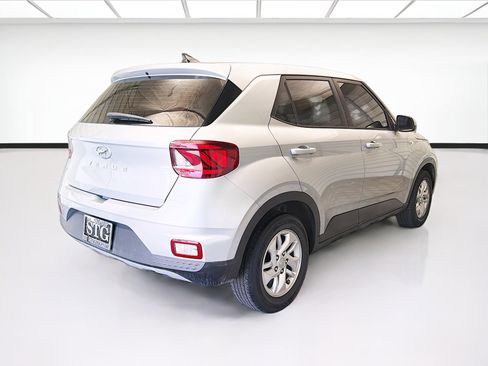 Used 2021 Hyundai Venue SE FWD image 4