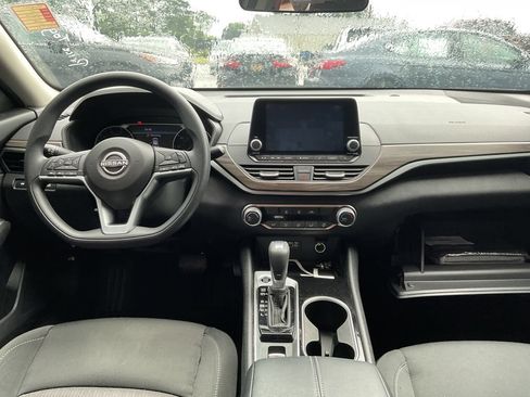 Used 2024 Nissan Altima 2.5 SV AWD/4WD image 9