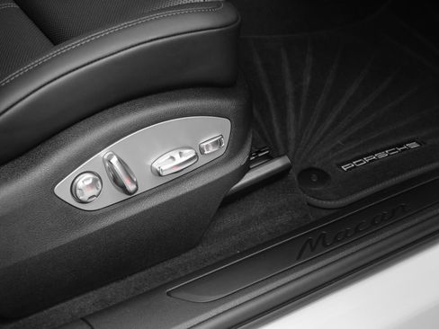 Used 2025 Porsche Macan image 19