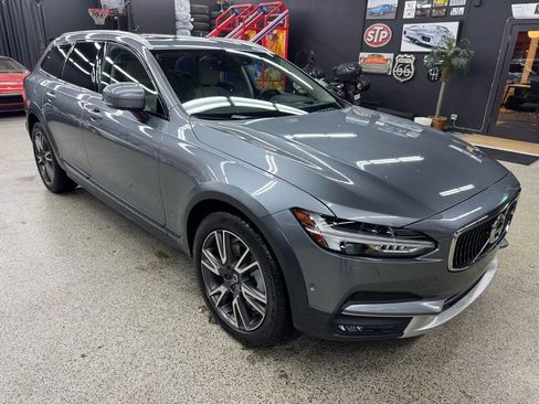 Used 2017 Volvo V90 T6 Cross Country image 8