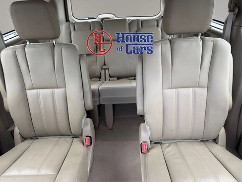 Used 2016 Chrysler Town & Country Touring-L FWD image 14