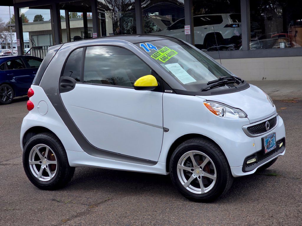 Used 2014 smart fortwo passion RWD image 3
