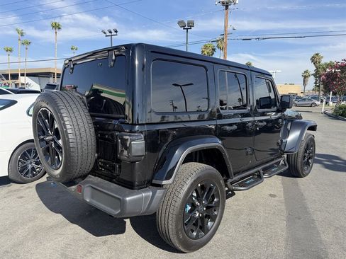 Used 2025 Jeep Wrangler Unlimited Sahara AWD/4WD image 9