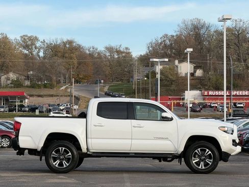 Used 2016 Toyota Tacoma TRD Sport image 2