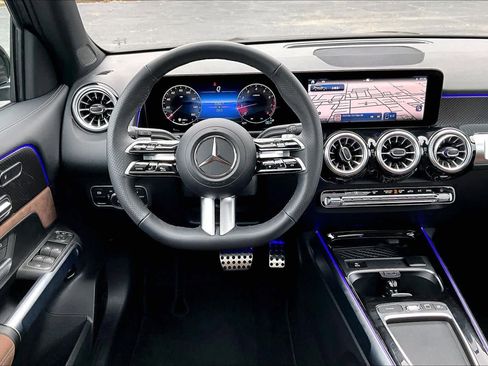 Used 2025 Mercedes-Benz GLB 250 4MATIC image 6