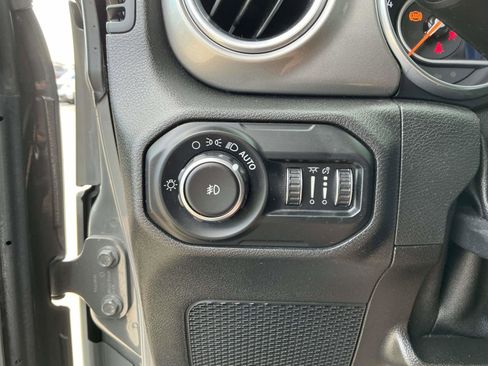 Used 2018 Jeep Wrangler Unlimited Sahara image 14