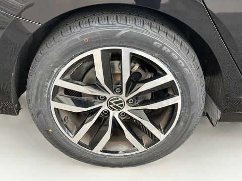 Used 2025 Volkswagen Jetta SE FWD image 35