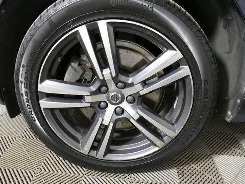 Used 2019 Volvo XC60 T6 Momentum w/ Premium Package image 9