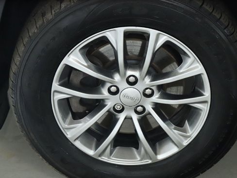 Used 2019 Jeep Cherokee Latitude Plus w/ Cold Weather Group image 37