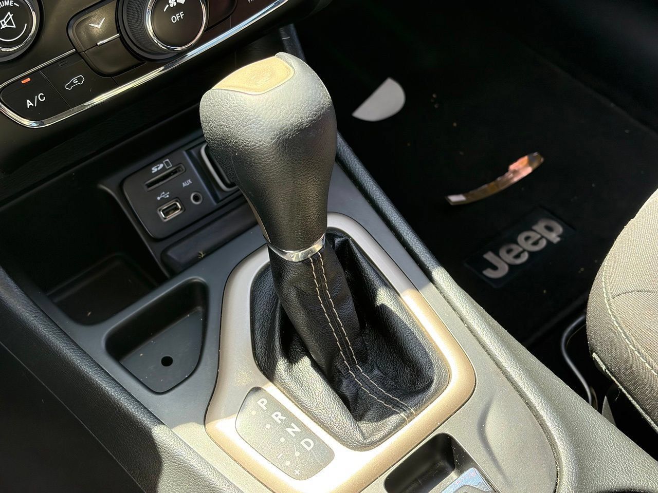 Used 2015 Jeep Cherokee Latitude FWD image 8