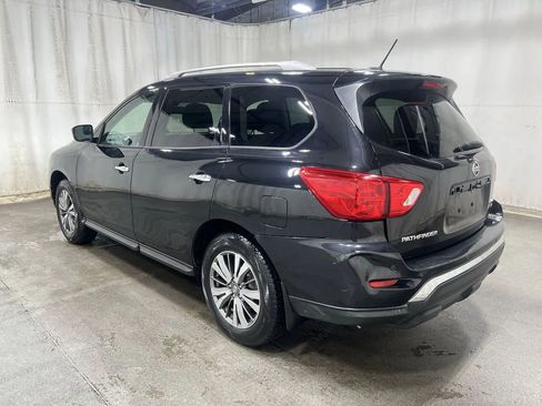 Used 2018 Nissan Pathfinder SV image 2
