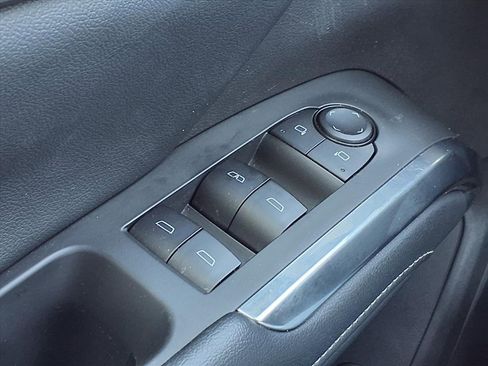 Used 2025 Chevrolet Traverse LT image 19