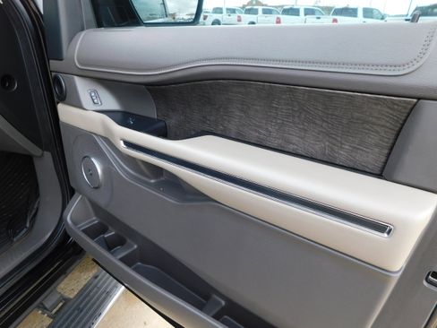 Used 2019 Ford Expedition Limited image 11