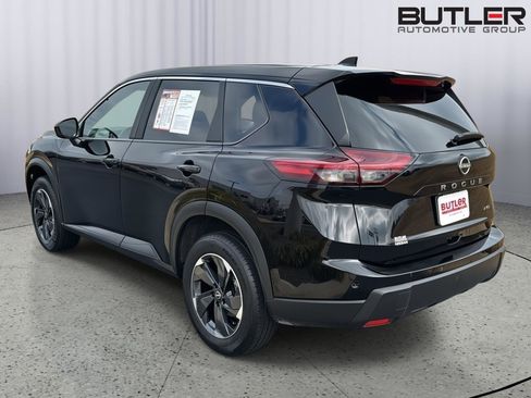 Used 2025 Nissan Rogue SV image 3