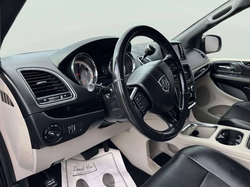 Used 2019 Dodge Grand Caravan SXT FWD image 13