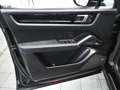 Used 2022 Porsche Cayenne Platinum Edition image 9