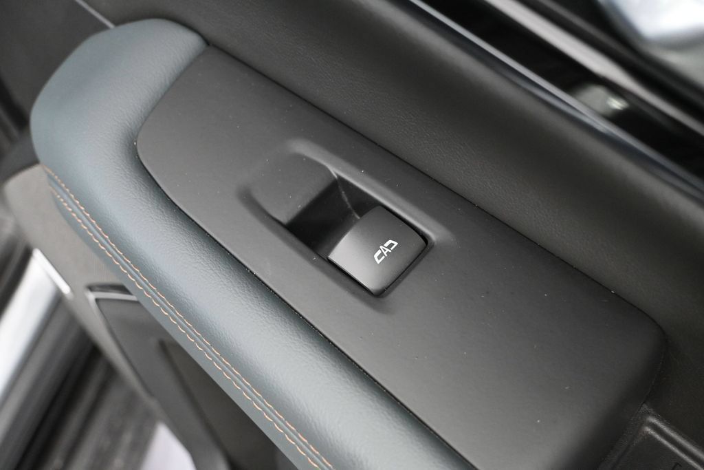 Used 2025 GMC Yukon AT4 AWD/4WD image 48