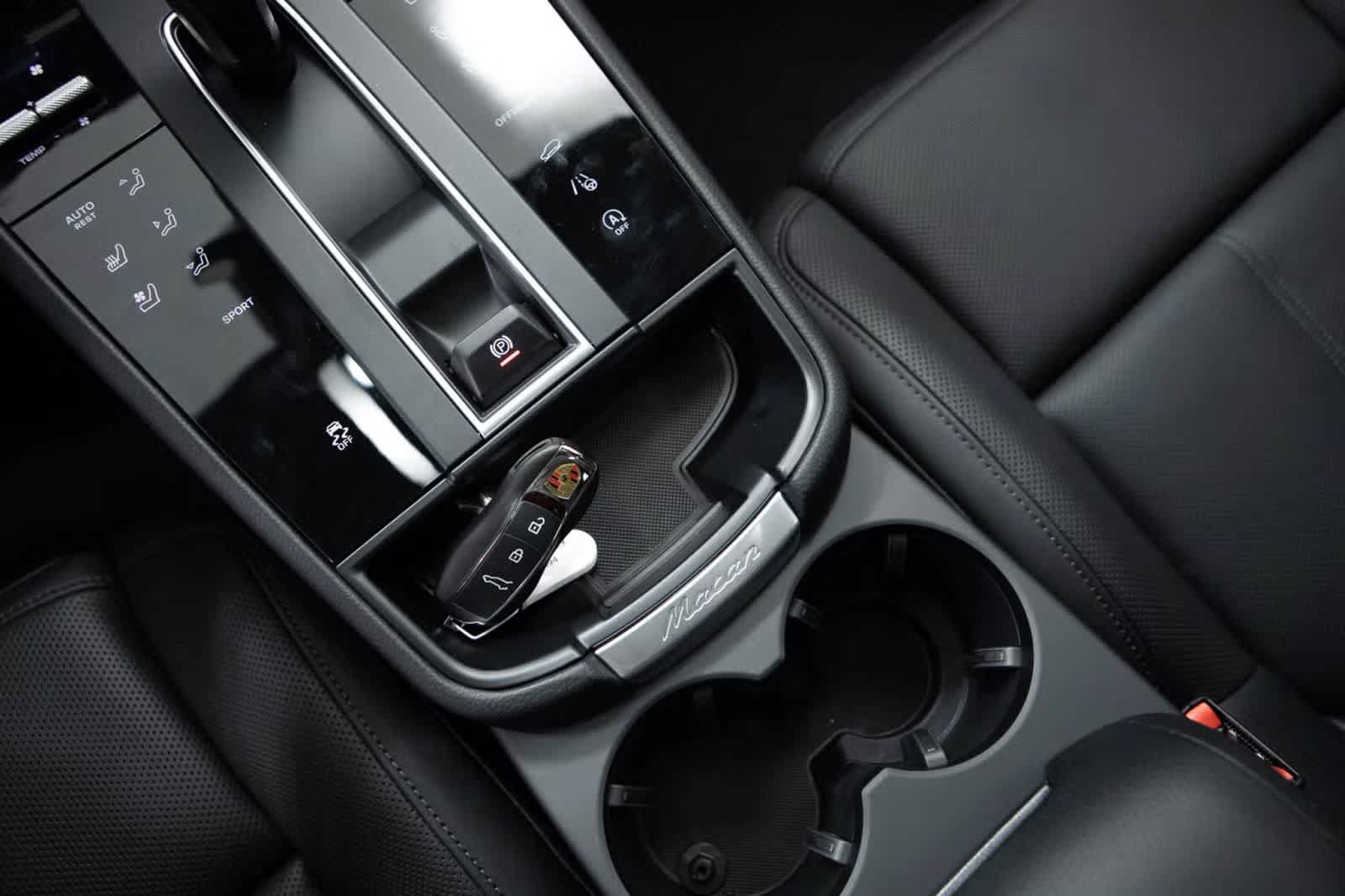 Certified 2026 Porsche Macan AWD/4WD image 33