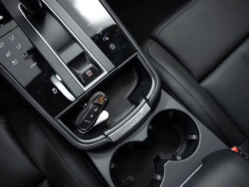 Certified 2026 Porsche Macan AWD/4WD image 33